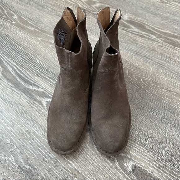 Ugg Bandara Mysterious suede ankle booties, travel friendly, cozy chic - Picture 11 of 11